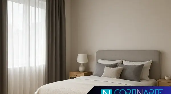 Cortinas de dormitorio: visillos blancos y cortinas grises oscuras, creando un ambiente acogedor.