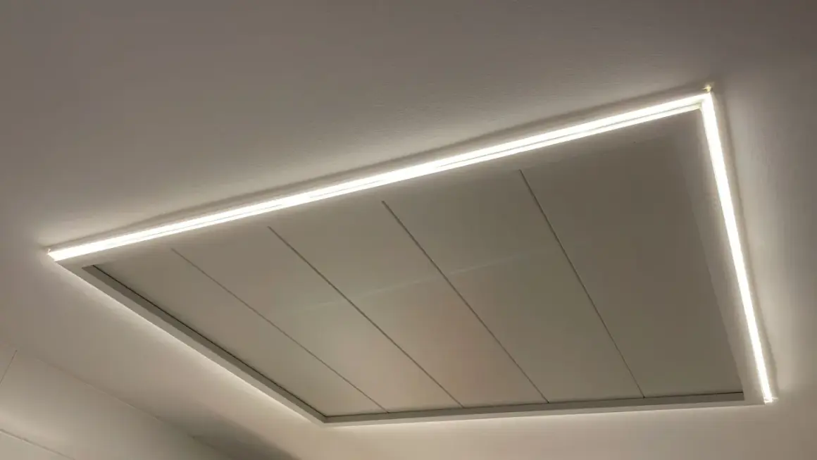 Moderno falso techo pladur con iluminación LED perimetral, creando un ambiente acogedor y elegante.