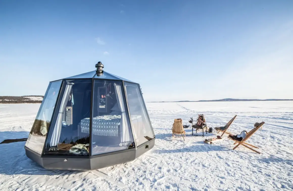 Modernas casas de cristal en el Polo Norte, con camas acogedoras y sillas al aire libre para disfrutar del paisaje nevado.