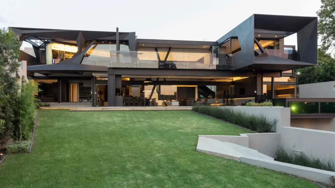 La casa mas moderna del mundo, con su diseño geométrico y cristaleras, se alza sobre un césped impecable.
