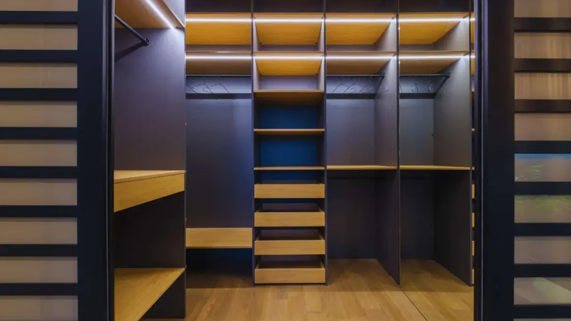 Armarios por dentro: ideas de organización con estantes de madera, cajones y luces LED integradas para un espacio moderno y funcional.