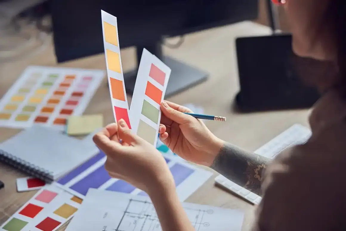 Persona elige colores para diseño de interiores. ¿Qué bachillerato hacer? ¡El que te inspire creatividad!