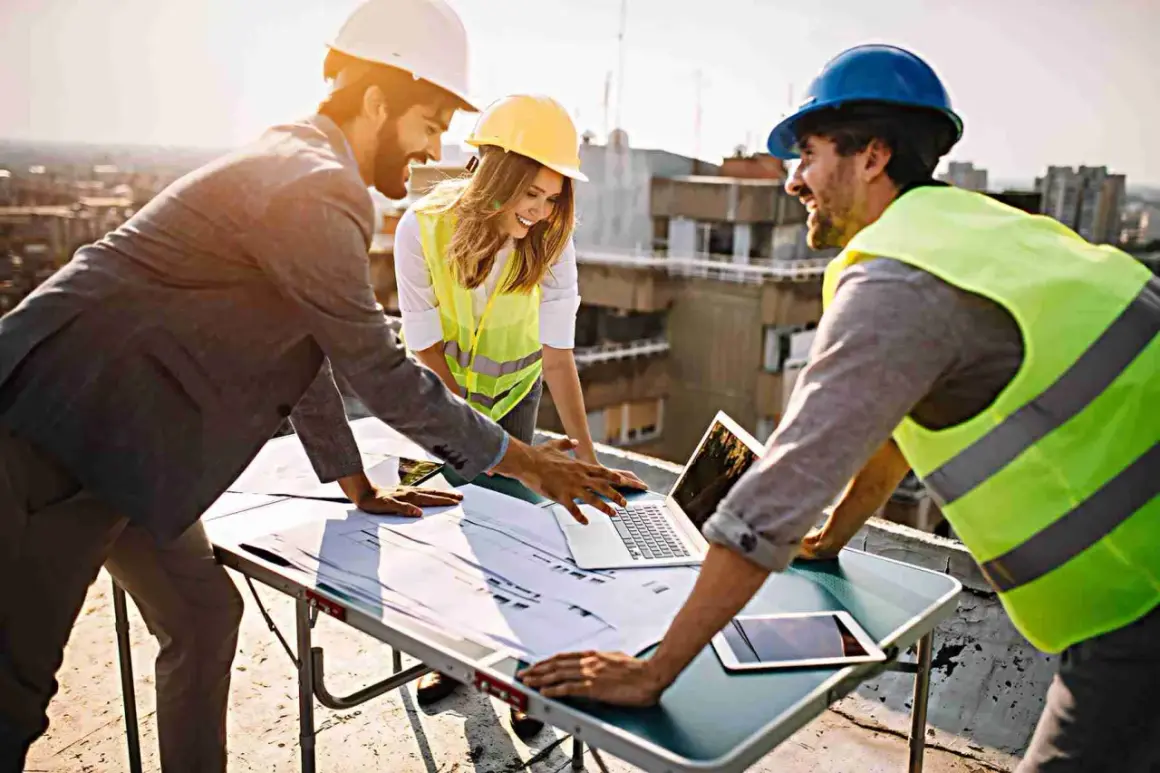 Equipo revisa planos en obra. La **dirección de obra y dirección de ejecución** se coordina para el éxito del proyecto.
