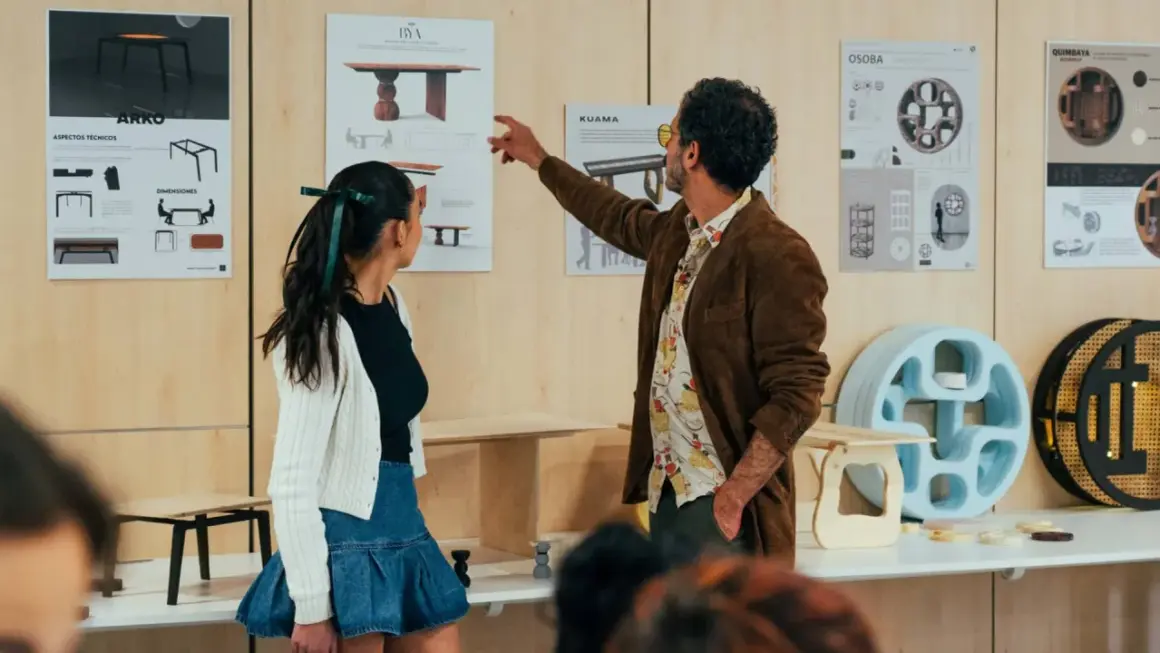 Un hombre y una mujer observan diseños de muebles. Para ser diseñador de interiores, hay que estudiar materiales, formas y funcionalidad.
