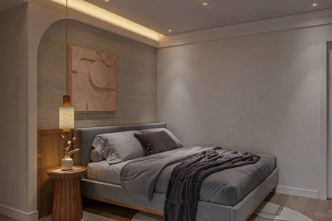 Un elegante diseño cuarto con cama gris, arte abstracto en tonos tierra y lámpara colgante.
