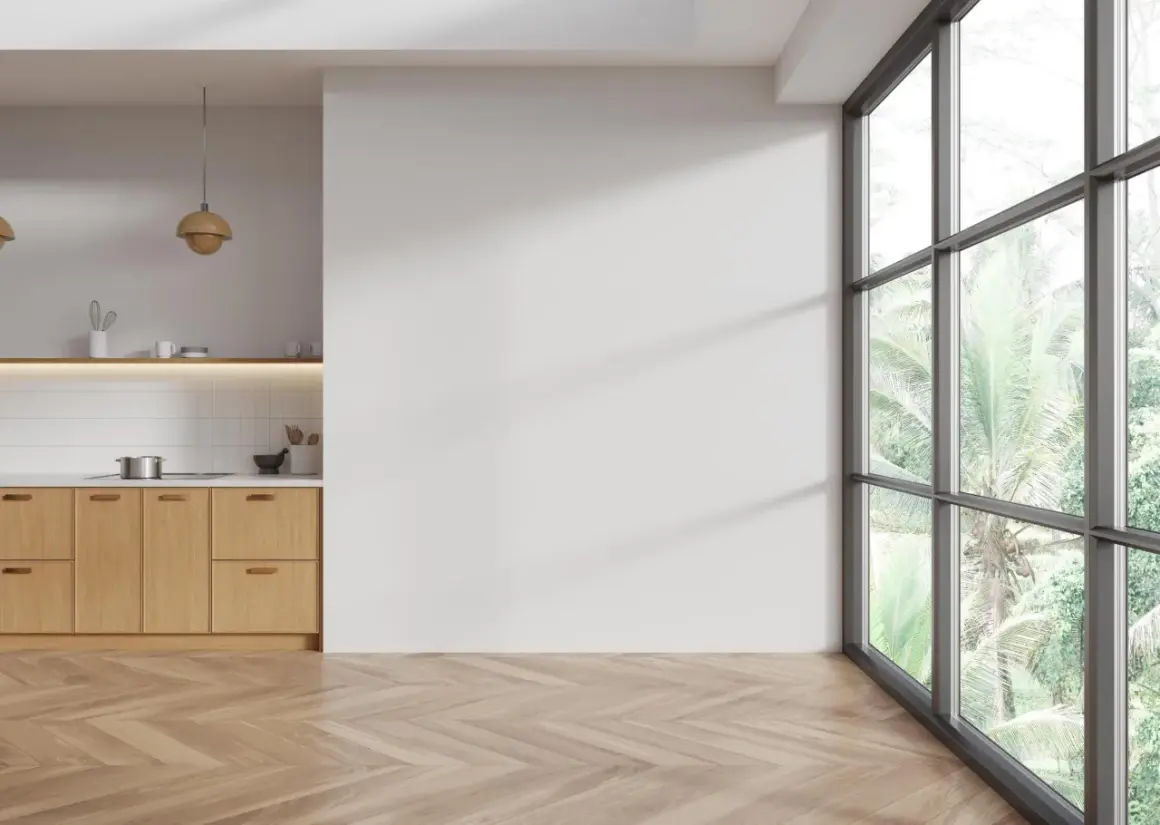 Cocina moderna con armarios de madera clara y un suelo de espiga perfecto para limpiar el suelo de madera.