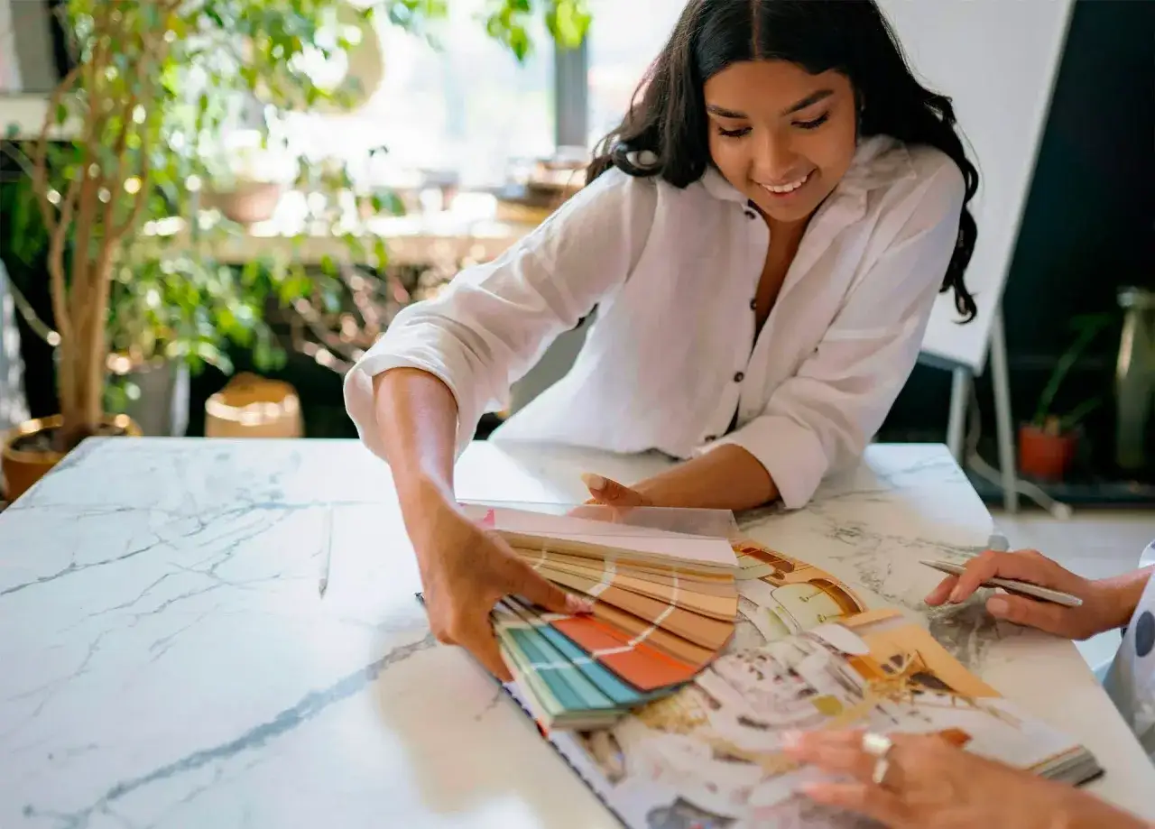 Estudiante de licenciatura en dise&ntilde;o de interiores elige paletas de colores para un proyecto.
