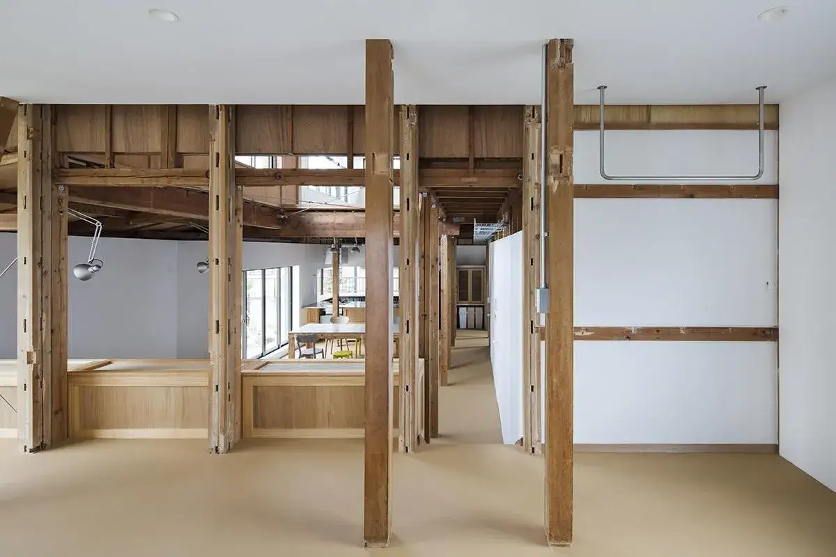 Interior de una casa con vigas de madera expuestas. Se ve una cocina al fondo. Preguntarse cuanto cuesta terminar una casa en obra es clave.
