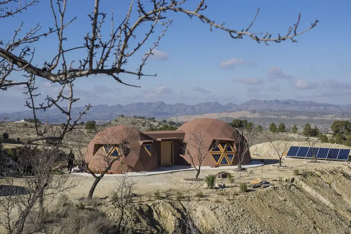 Casa geod&eacute;sica con paneles solares, un ejemplo de que es la sustentabilidad en armon&iacute;a con el paisaje &aacute;rido.