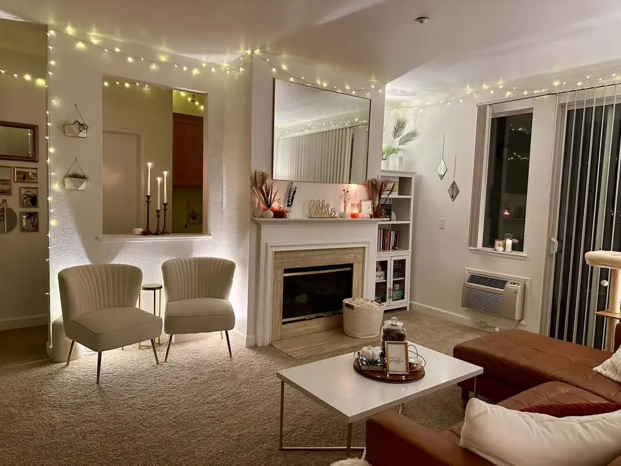 Luces c&aacute;lidas y acogedoras para saber como iluminar un sal&oacute;n. Chimenea, sof&aacute;s y detalles decorativos crean un ambiente &iacute;ntimo.