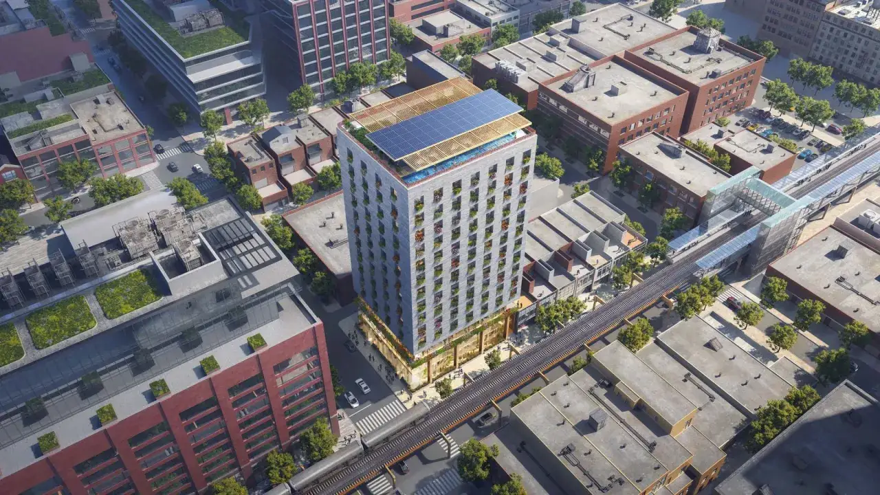 Edificio moderno con piscina y paneles solares en la azotea, rodeado de arquitectura urbana, tren elevado y vegetaci&oacute;n. Un ejemplo de las ciudades mas modernas del mundo.