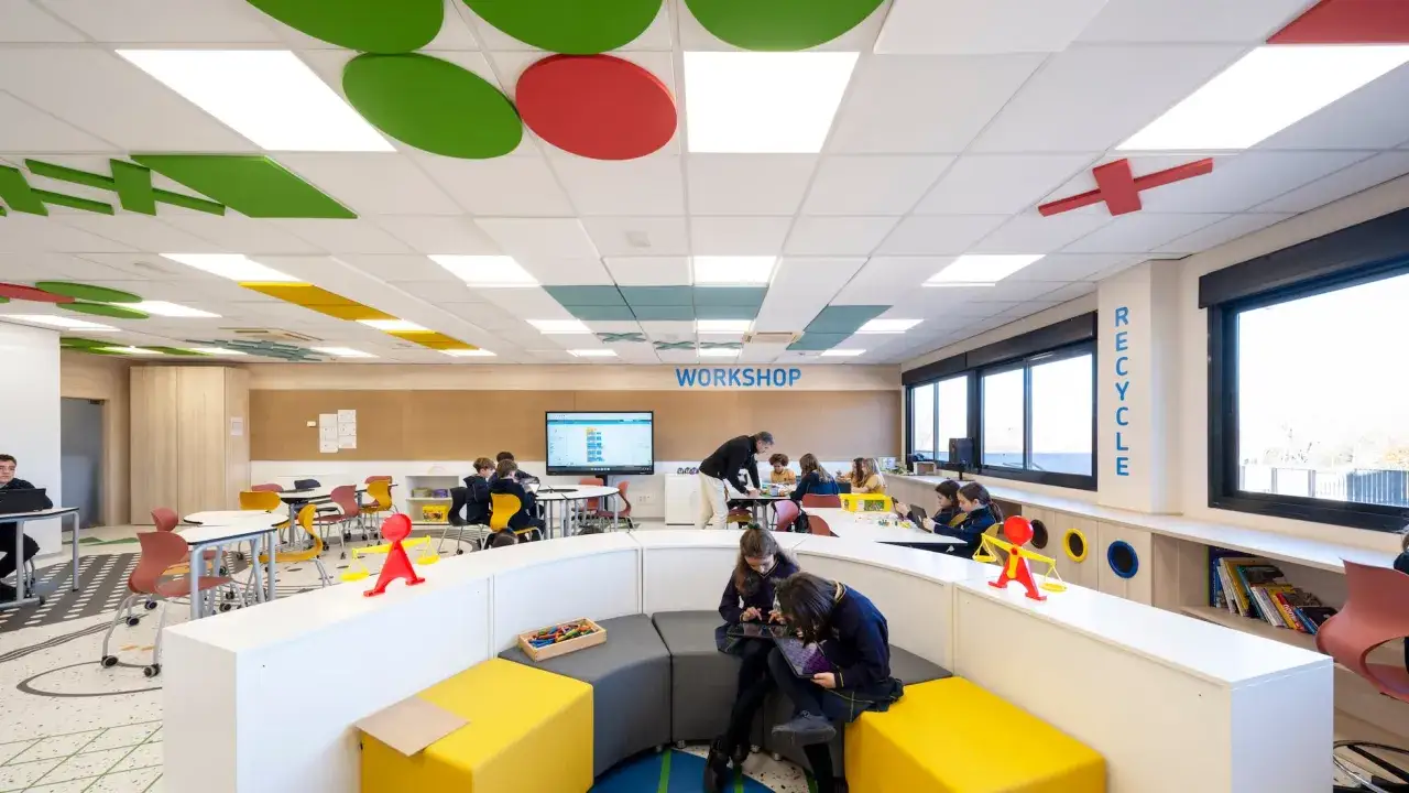 Aula moderna y colorida, ideal para el dise&ntilde;o de interiores de universidades y colegios. Ni&ntilde;os aprendiendo en un espacio colaborativo.