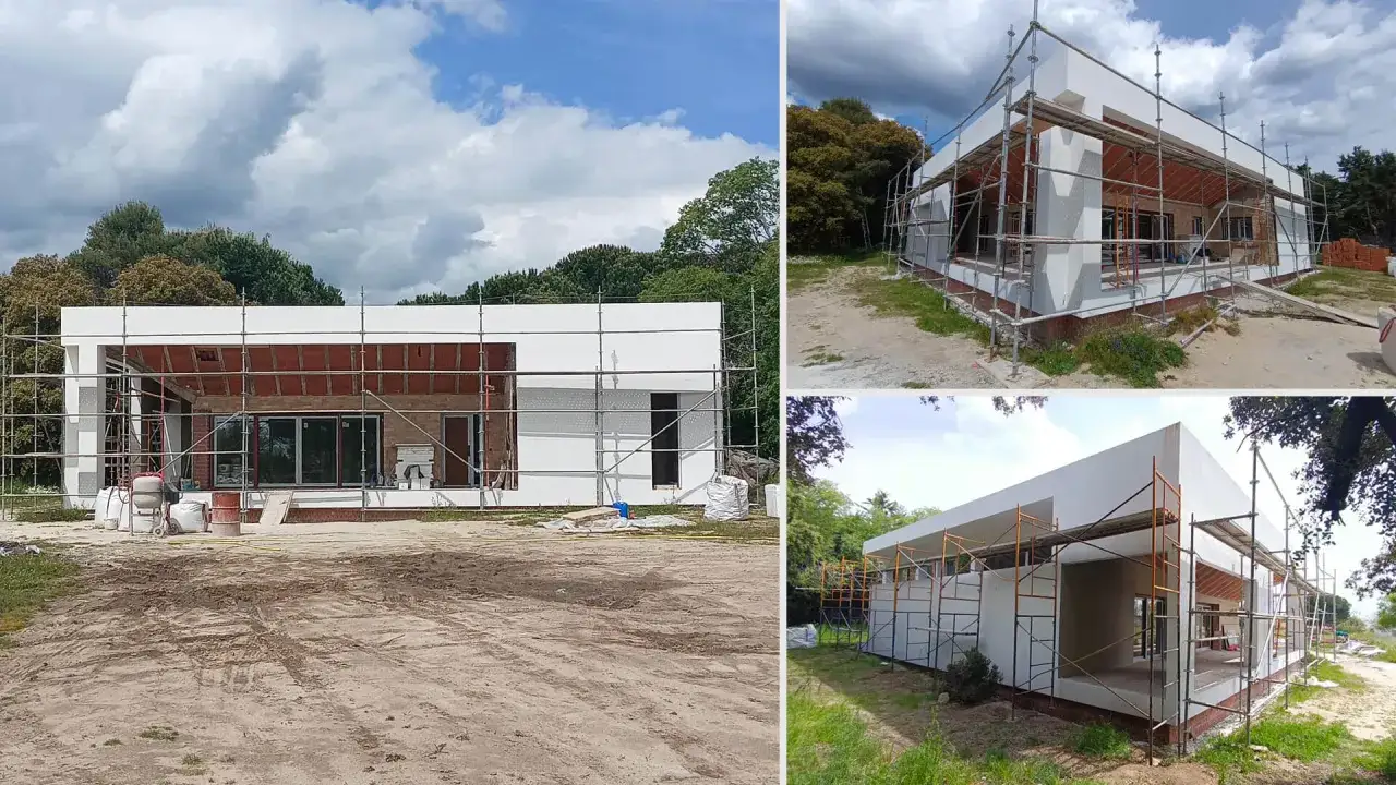 Avance en la construcci&oacute;n de una vivienda moderna, con andamios rodeando la estructura blanca y detalles de ladrillo expuesto.