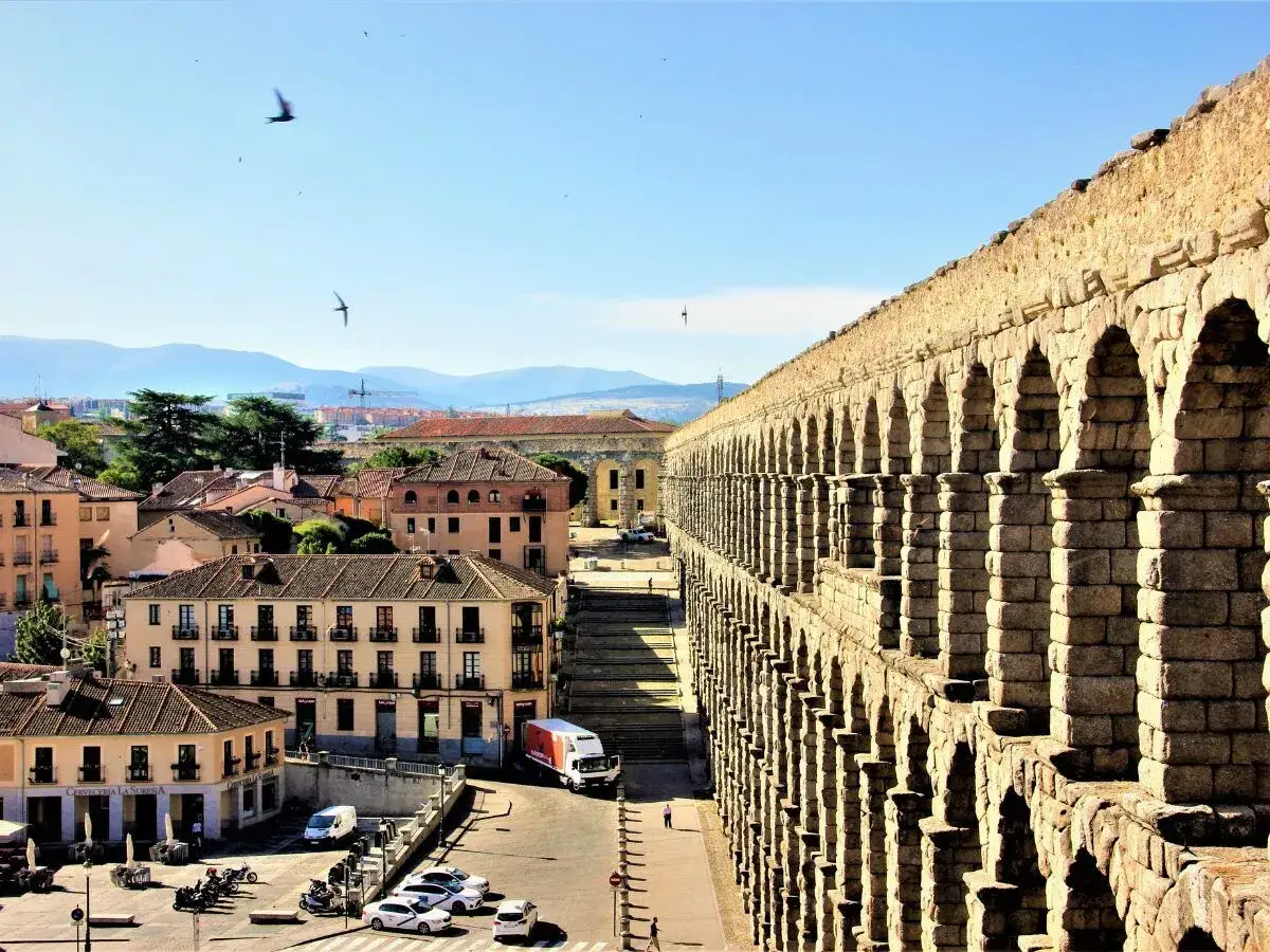 Impresionante acueducto romano, un ejemplo magistral de estilo arquitect&oacute;nico antiguo, domina el paisaje urbano con sus arcos de piedra.