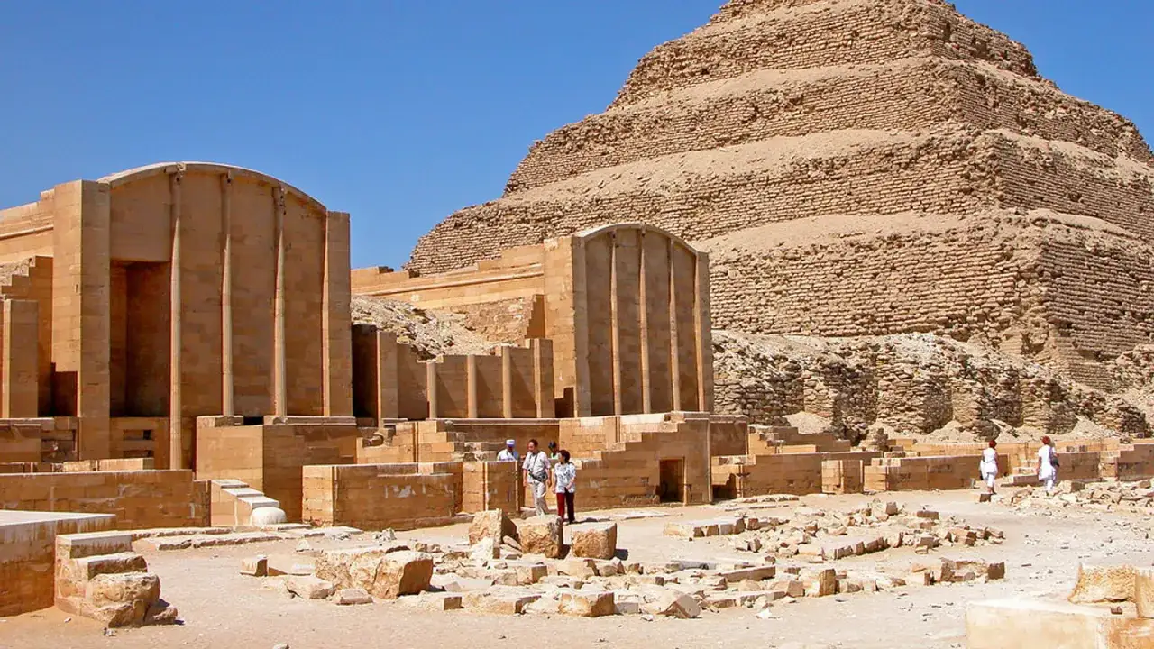 Pir&aacute;mide escalonada y complejos funerarios de Saqqara, obra del primer arquitecto de la historia, Imhotep.