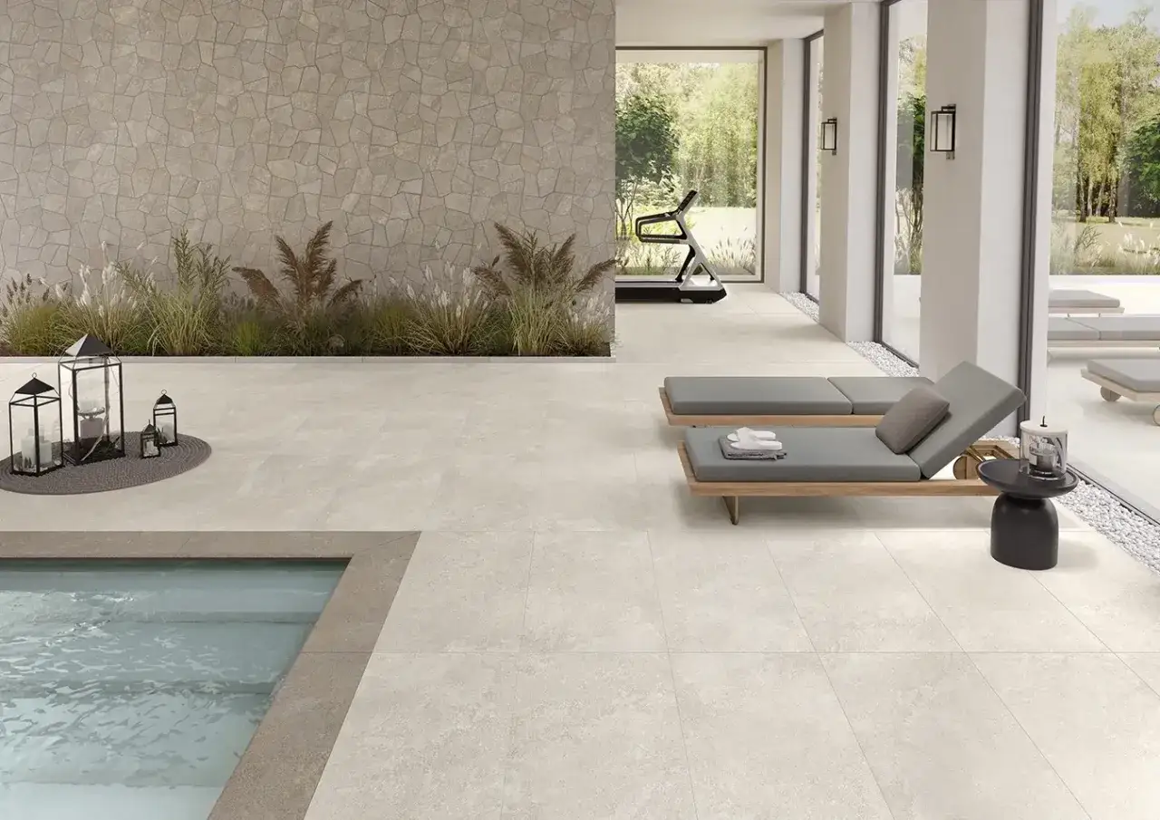 Modern spa with pool, treadmill, and lounge chairs on a light-colored suelo gres.