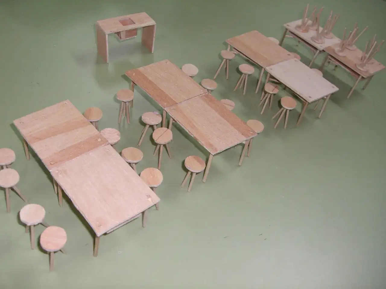 Maquetas de mesas y taburetes de madera, como las que se usan para planificar cu&aacute;nto dura la carrera de dise&ntilde;o de interiores.