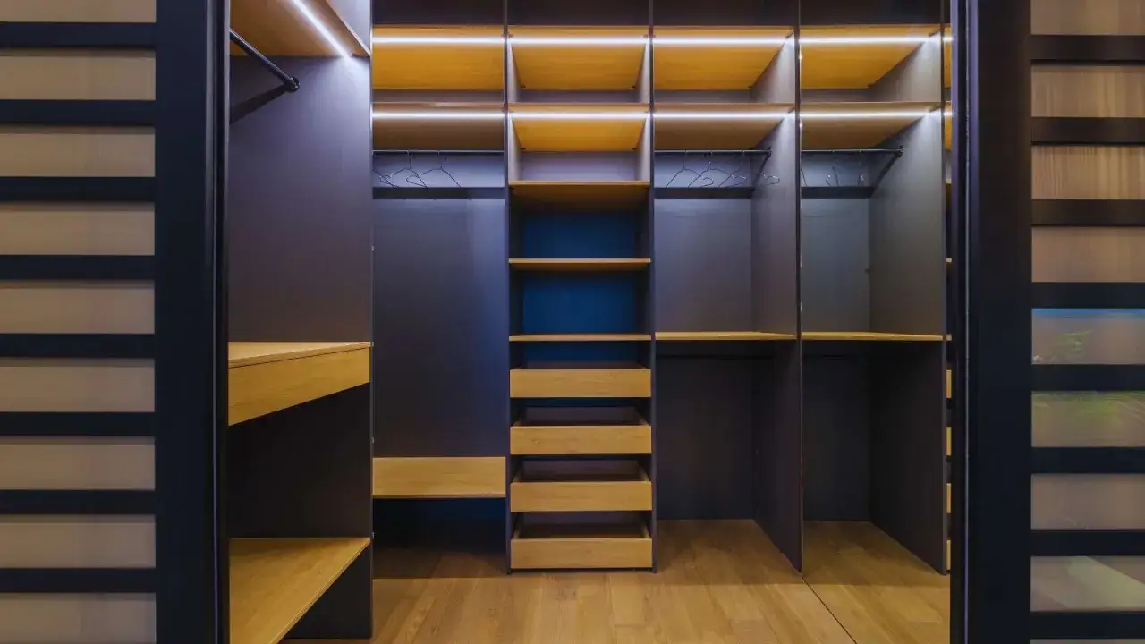 Armarios por dentro: ideas de organizaci&oacute;n con estantes de madera, cajones y luces LED integradas.