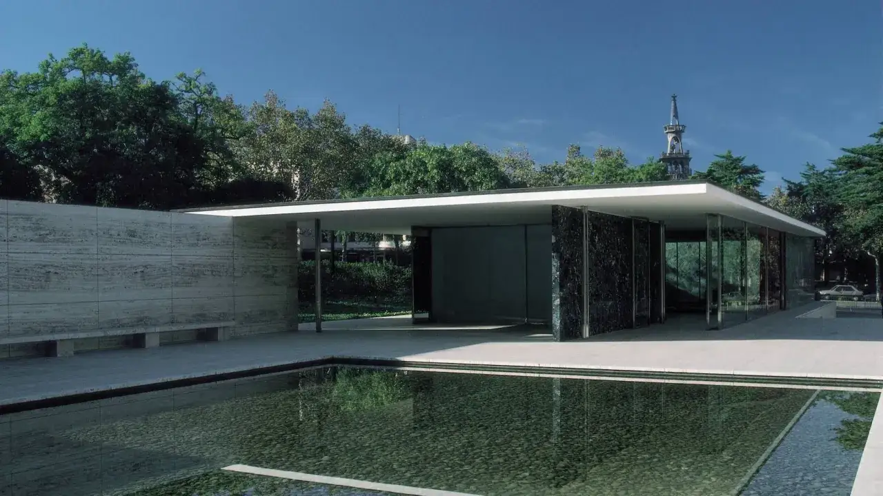 Pabell&oacute;n de Mies van der Rohe, con su estanque reflectante y paredes de m&aacute;rmol y travertino, un &iacute;cono de la arquitectura moderna.