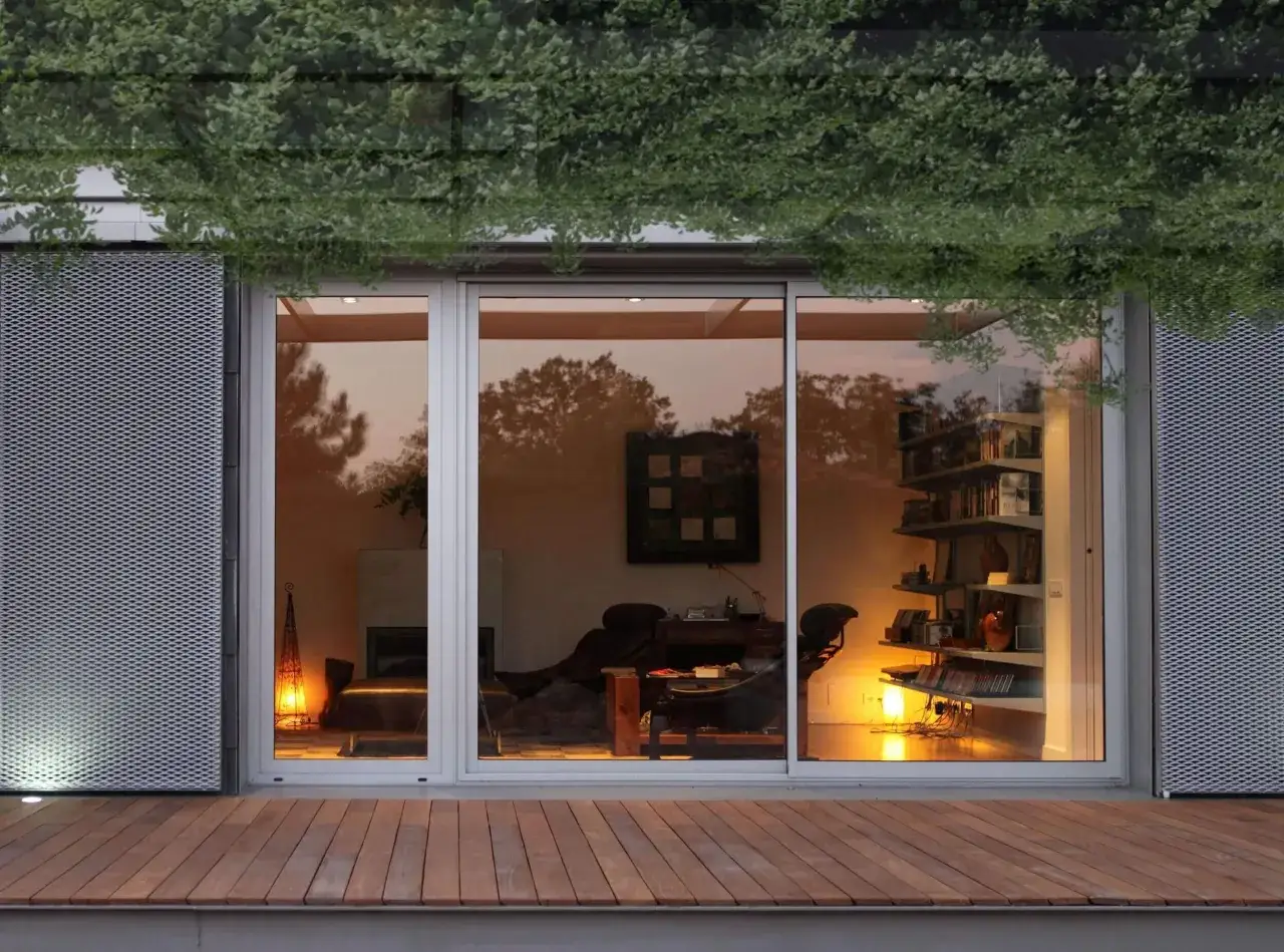 Interior acogedor con chimenea, escritorio y estanter&iacute;as. La orientaci&oacute;n noreste permite que el sol ilumine el espacio.