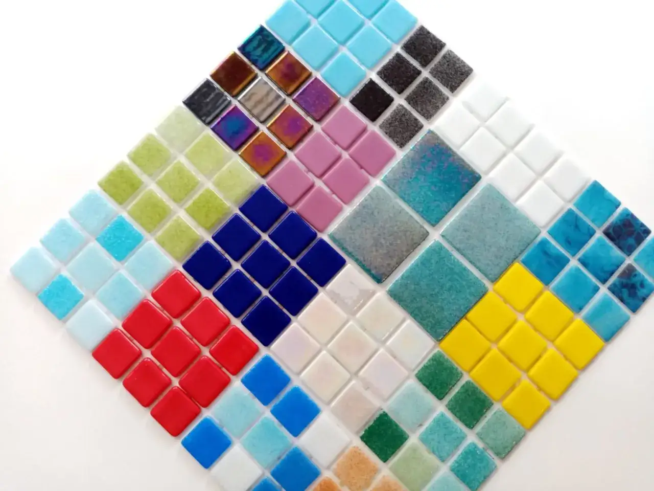 Mosaico de gresite en forma de rombo, con teselas cuadradas de colores vibrantes: azul, verde, rojo, amarillo, rosa, blanco y tonos iridiscentes.
