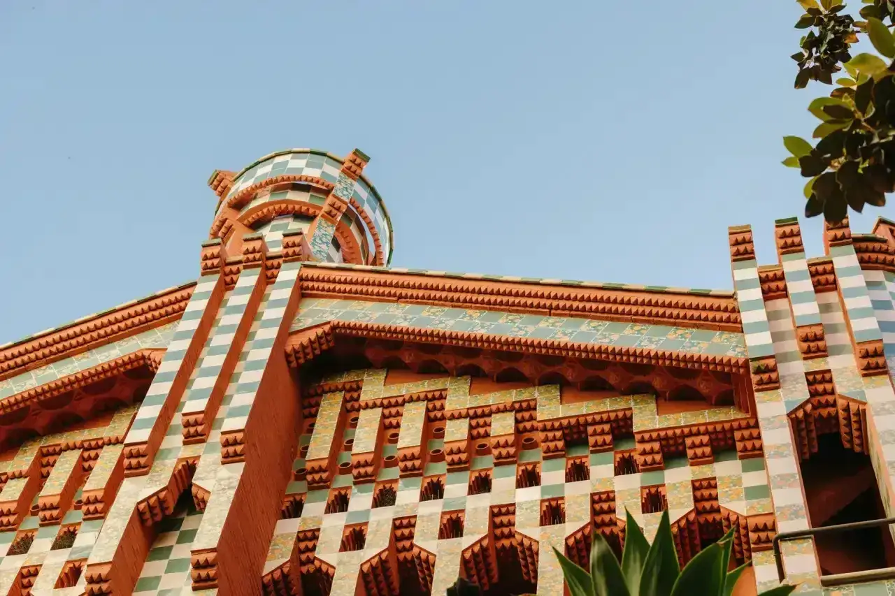 Detalles de una fachada con azulejos verdes y naranjas, un ejemplo de la audacia de los arquitectos modernistas.