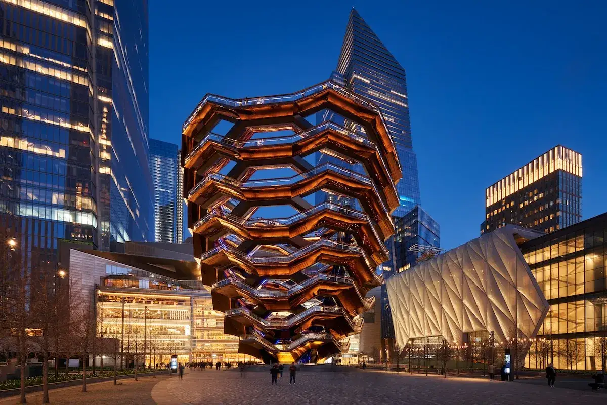 La estructura de cobre de The Vessel se alza entre rascacielos modernos, un ejemplo audaz de arquitectos contempor&aacute;neos.