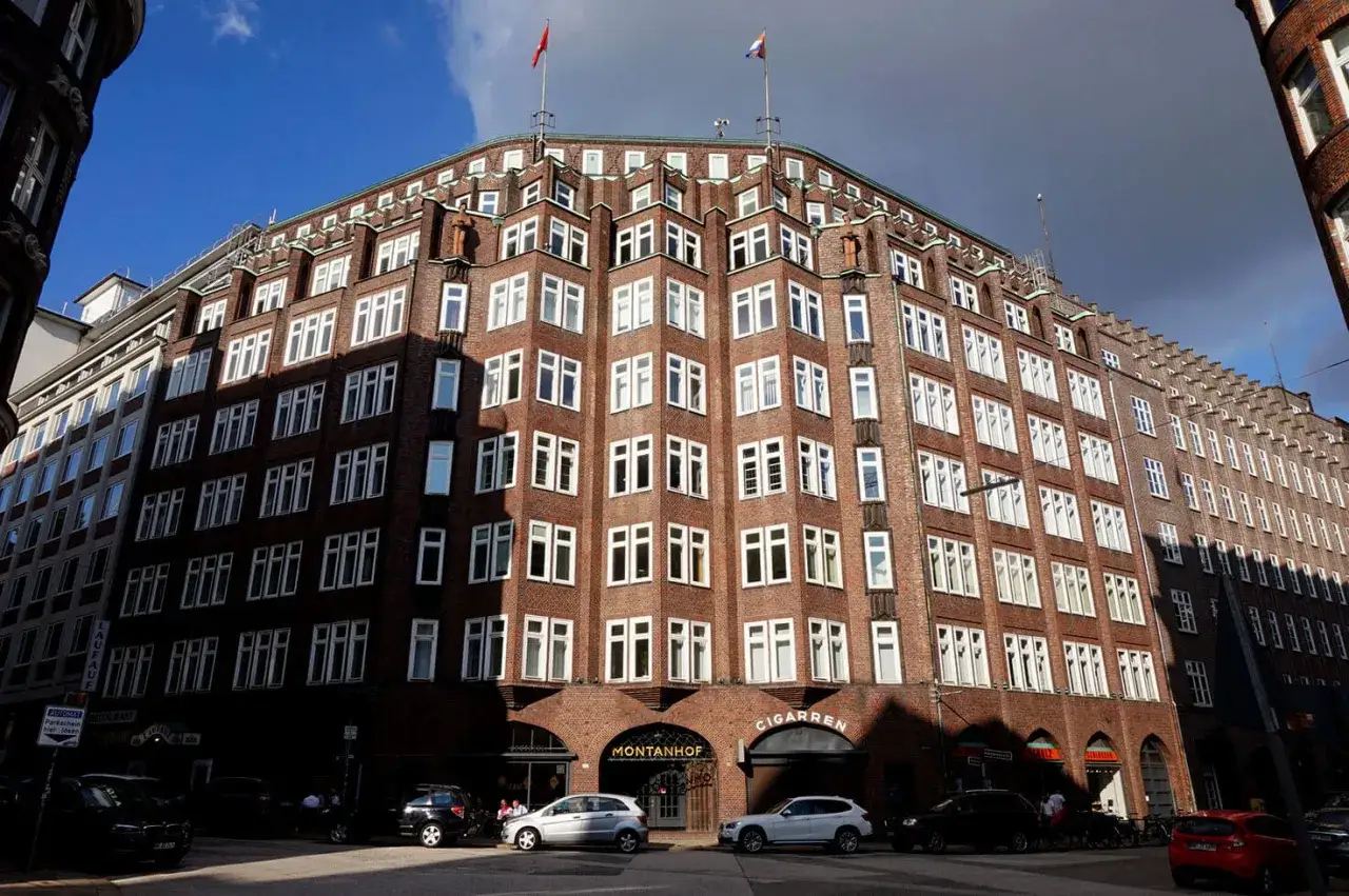 Edificio de ladrillo rojo con una fachada escalonada, un ejemplo de arquitectura expresionista.