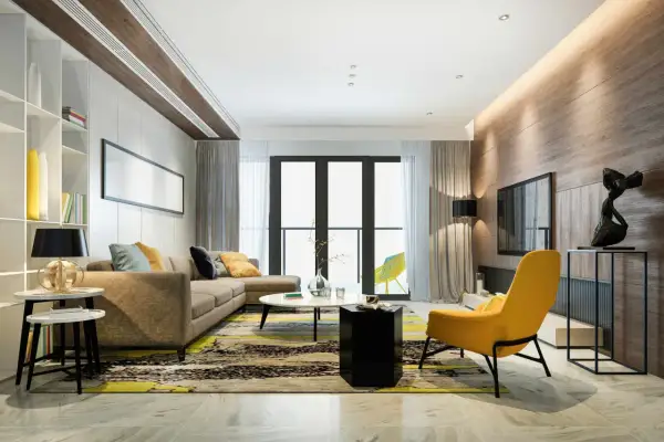 Un salón moderno con sofá marrón, alfombra llamativa y acentos amarillos. La iluminación indirecta en el techo y la pared de madera crean un ambiente acogedor, ideal para saber como iluminar un salon.