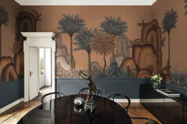 Un comedor con papel tapiz de paisaje exótico, inspirado en el diseño de interiores de universidades. Una escultura y mesa negra completan el espacio.