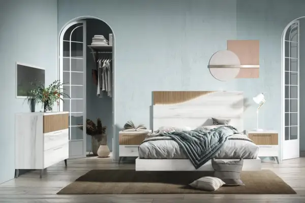 Dormitorio moderno con cama, mesitas de noche, cómoda y armario abierto. Una alfombra marrón complementa los distintos tipos de alfombras decorativas.