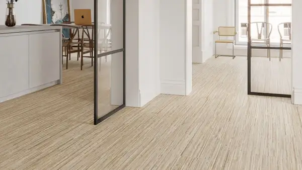 Suelos de madera clara con vetas marcadas, lo ultimo en suelos para casas, creando un ambiente moderno y acogedor.