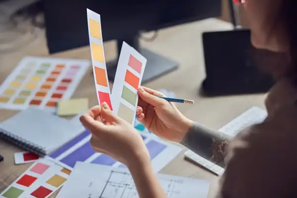 Persona elige colores para diseño de interiores. ¿Qué bachillerato hacer? ¡El que te inspire creatividad!