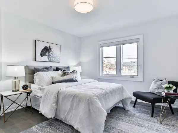 Habitación moderna con cama blanca, cuadros de ovejas y detalles para decorar habitacion.