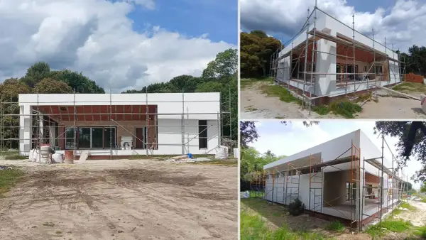 Construcción de una casa moderna con andamios. El proyecto de una casa así varía mucho en cuanto a cuanto vale el proyecto de una casa.