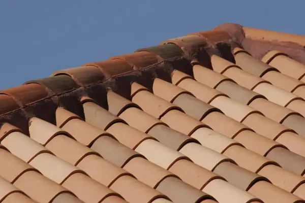 Detalle de tejas curvas de terracota, mostrando la diferencia entre cubierta y tejado. El tejado es la capa exterior visible.
