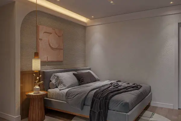 Un elegante diseño cuarto con cama gris, arte abstracto en tonos tierra y lámpara colgante.