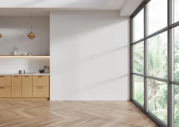 Cocina moderna con armarios de madera clara y un suelo de espiga perfecto para limpiar el suelo de madera.