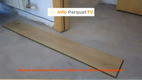 Tabla de madera sobre suelo de cemento, lista para nivelar suelo laminado o vinílico.