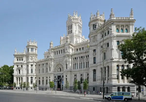 Edificio de estilo ecléctico significado, con torres y ornamentación detallada, bajo un cielo azul.