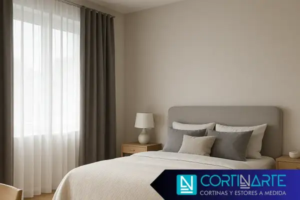 Cortinas de dormitorio: visillos blancos y cortinas grises oscuras, creando un ambiente acogedor.